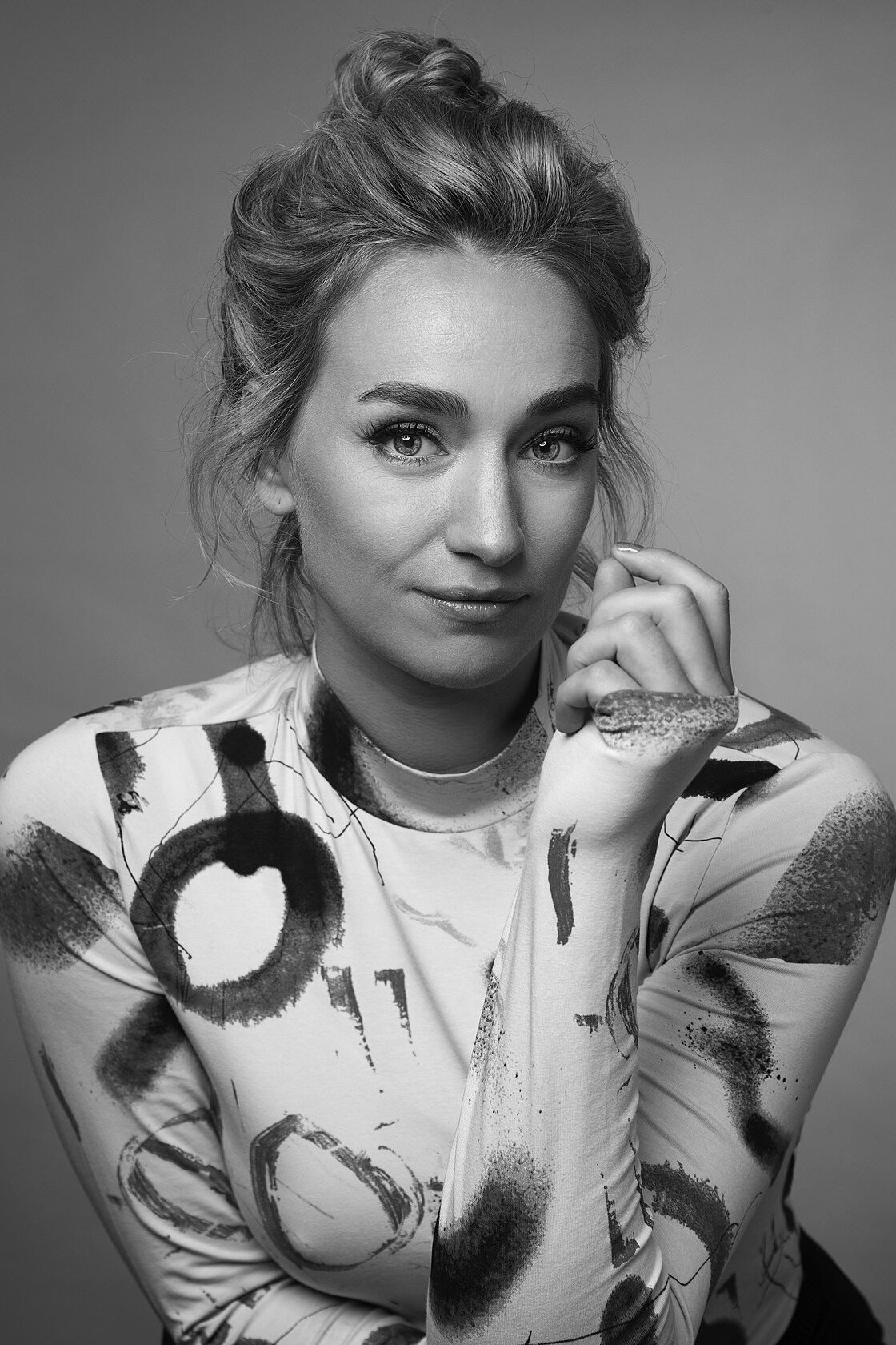 Puck Pomelien Busser as Tessa Elzinga in LOIS