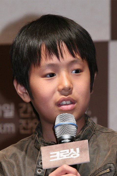 신명철 as Jjang-i in A Little Pond