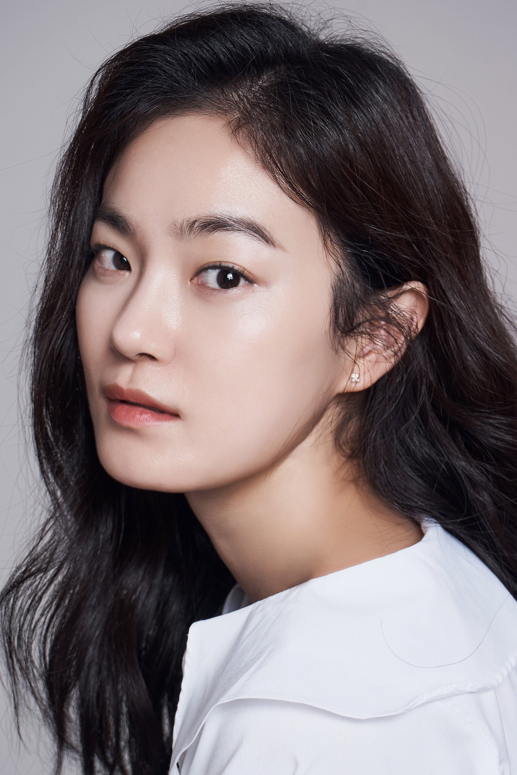 옥자연 as First Junior Consort Hwang in Under the Queen's Umbrella