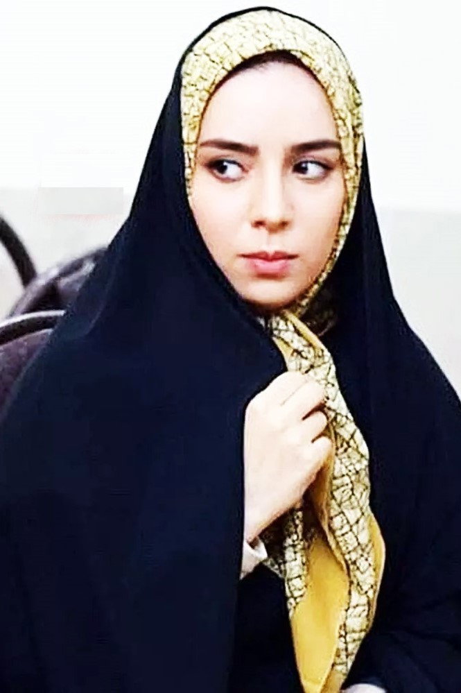 Bahar Davarzani as Farzaneh in The Yellow Status