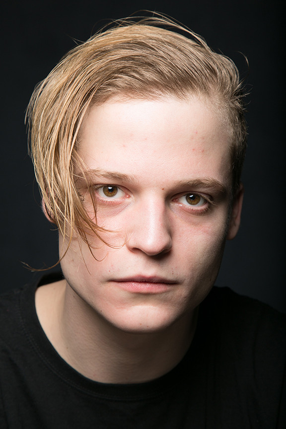 Eduard Trifa as Marius Miclos in Daravela