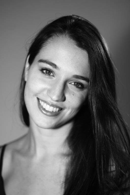Ariadna Castellano as Claudia in Mesa para cinco