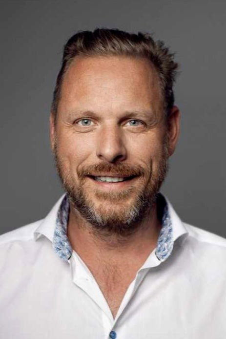 Tobias Edlev Nielsen as Ejendomsmægler in Boligkøb i blinde