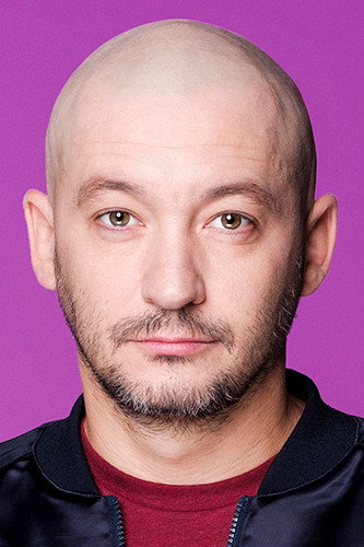 Wojciech Brzeziński as dyrektor kina Romuald Kortoń in Cena