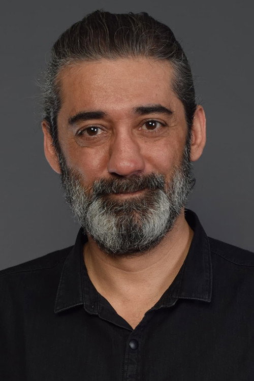 Yiğit Arı as Polis in Döndüm Ben
