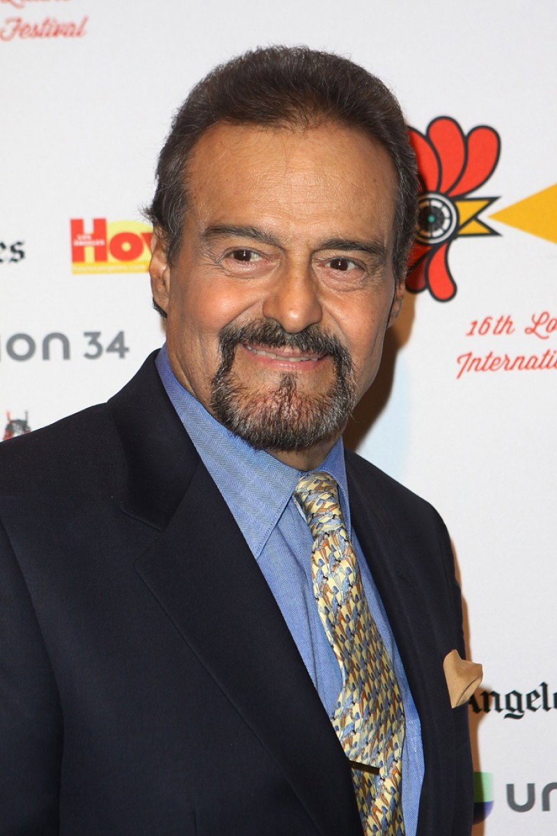 Gonzalo Vega as Oswaldo Beltrán in Tenías que ser tú