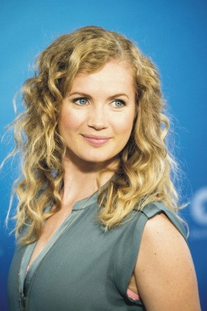 Cornelia Gröschel as Tine Schütte in Tornado - Der Zorn des Himmels