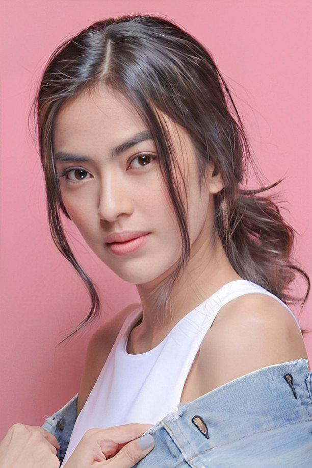 Gita Sucia as Ratna in Hang