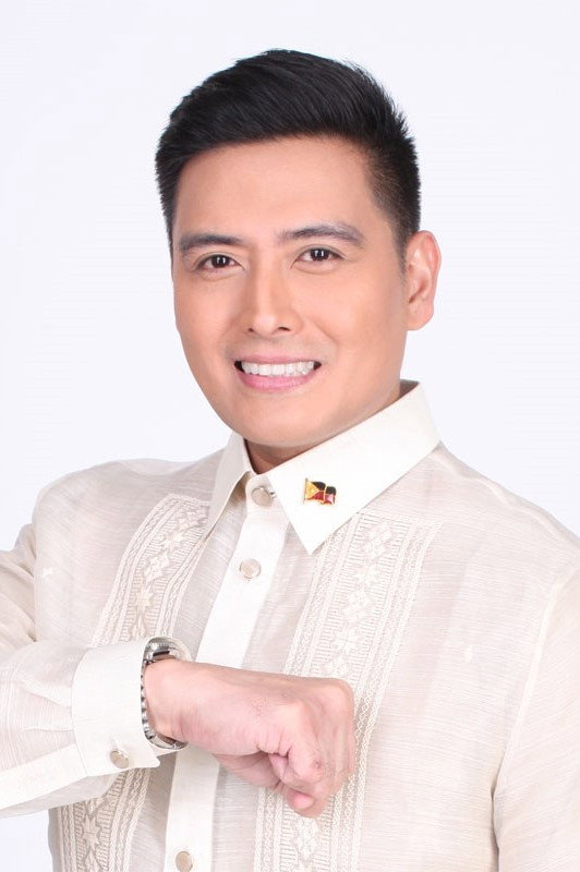 Alfred Vargas as Dave in E.S.P.