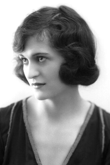 Mercia Swinburne as Caryll Sheppard in Alibi