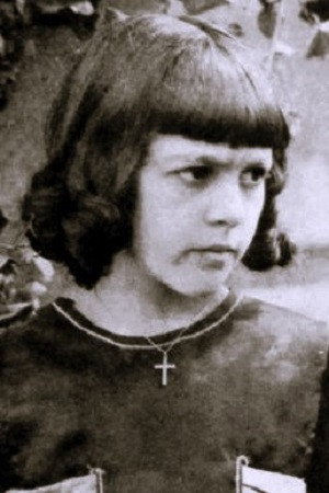 Mae Giraci as Cahela - Steve Packard's Daughter in Man to Man