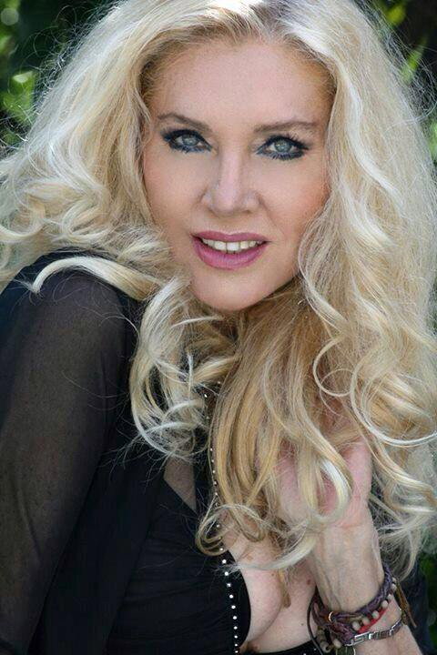 Alicia Encinas as Elsa in Nuestro Juramento