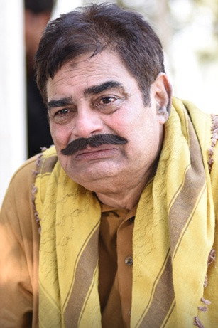 Irfan Khoosat as Zara's Grandfather in Aunn Zara