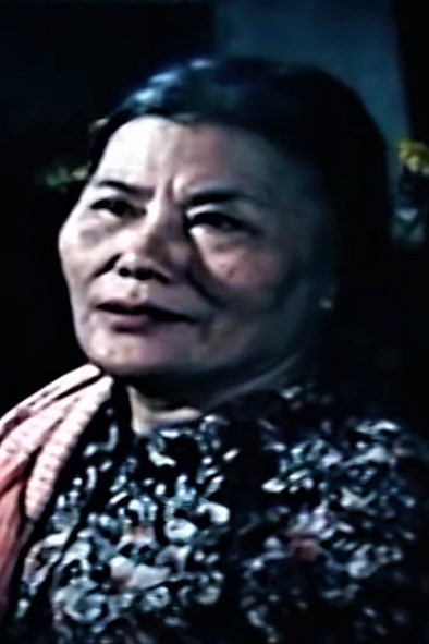 Tuyết Trinh as Granny in Love in the Alley