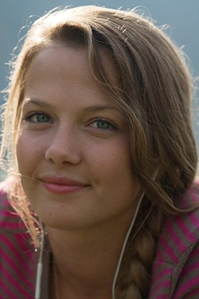 Kine Bortheim Jentoft as Sarah in Revenge