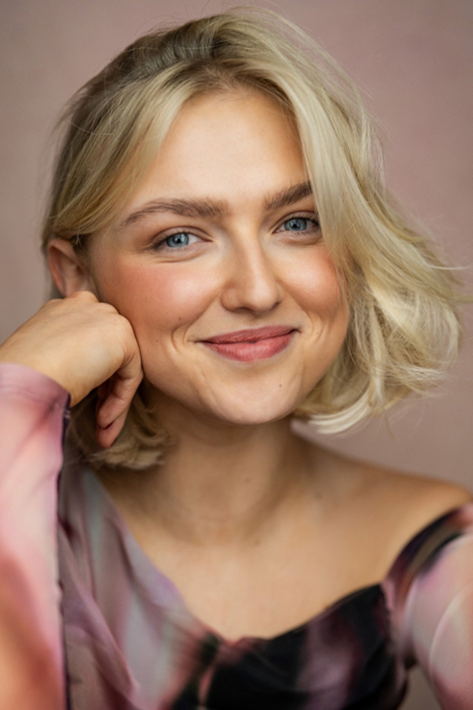 Emily Ash as Alice in On Sonder Hill
