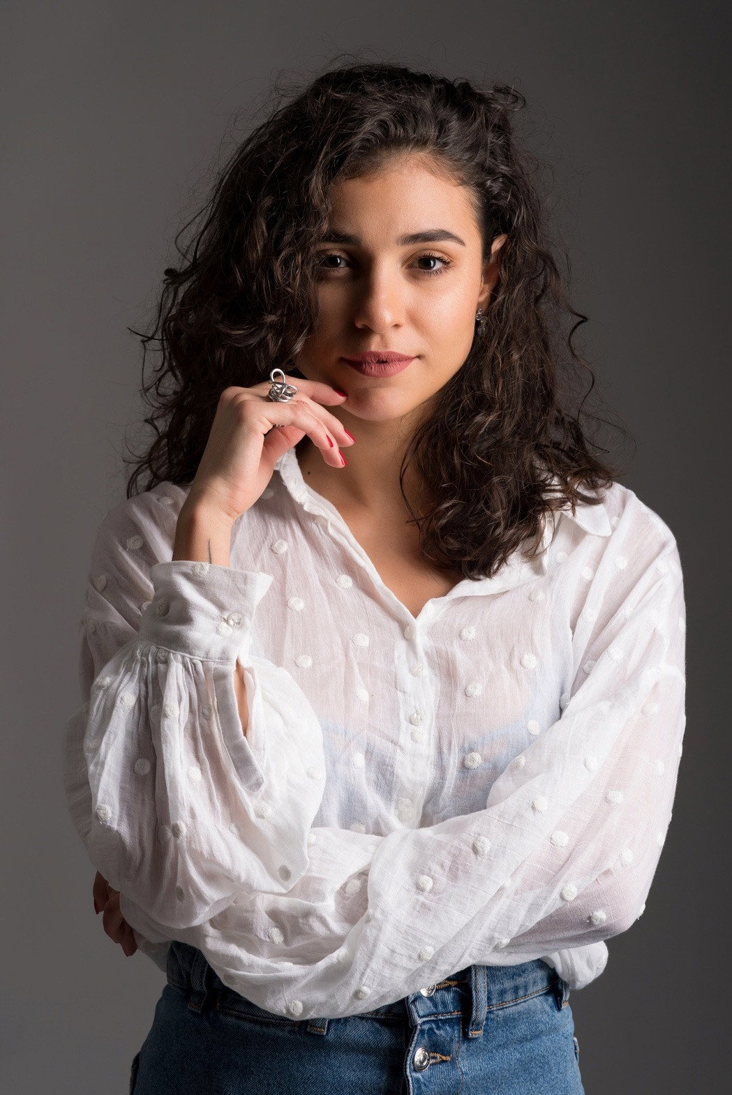 Alyne Fernandes as Aurora in Finisterra