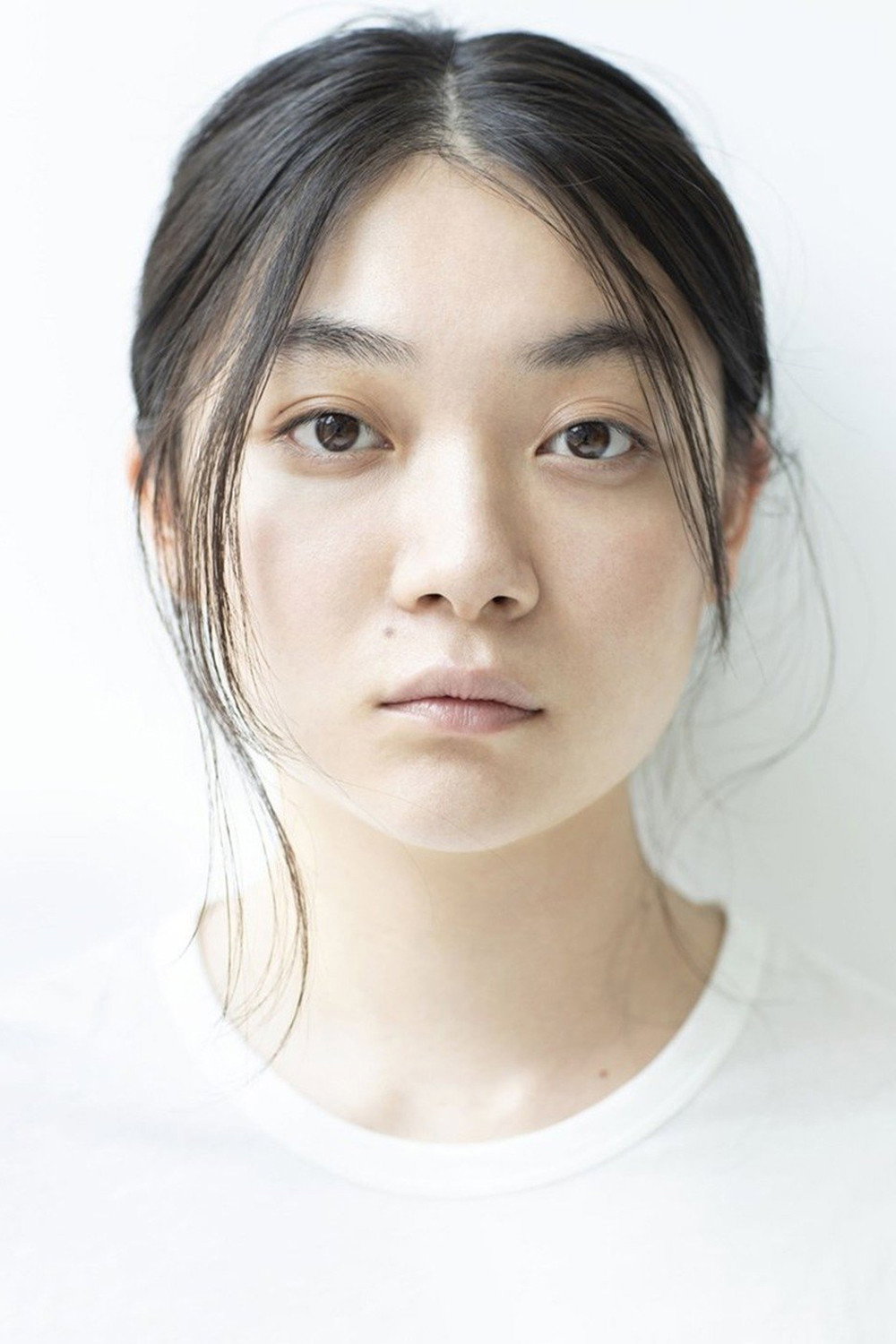 三浦透子 as Katsuko in A Town Without Seasons