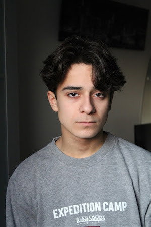 Eythan Solomon as Eylias in À la maison pour Noël