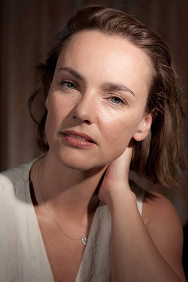 Delphine Zentout as Anne in La Voie de Laura