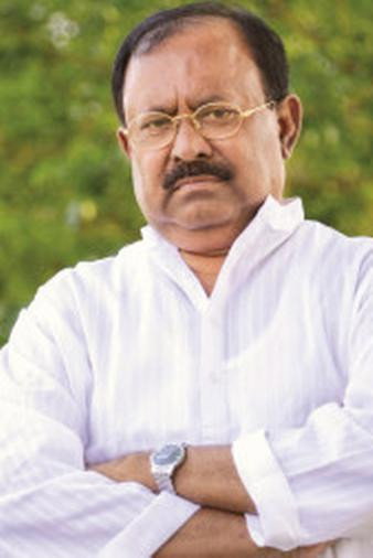 Kazi Hayat as Shumon's father in Priyotoma