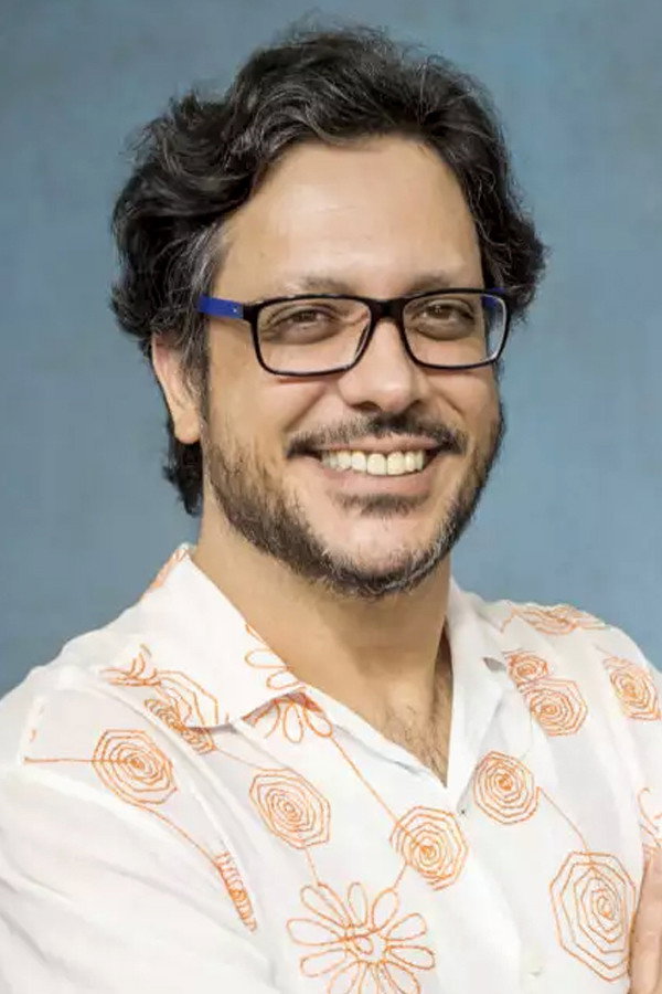 Lúcio Mauro Filho as Johnny Silva in Compro Likes
