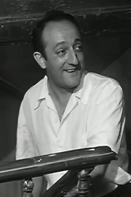 Jean-Marie Amato as le clochard qui ramasse les pièces in Boulevard