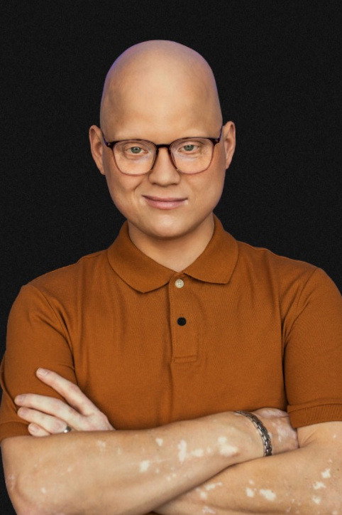 Simon Delisle as Barbe / Spatule / La sorcière (voice) in La Dump