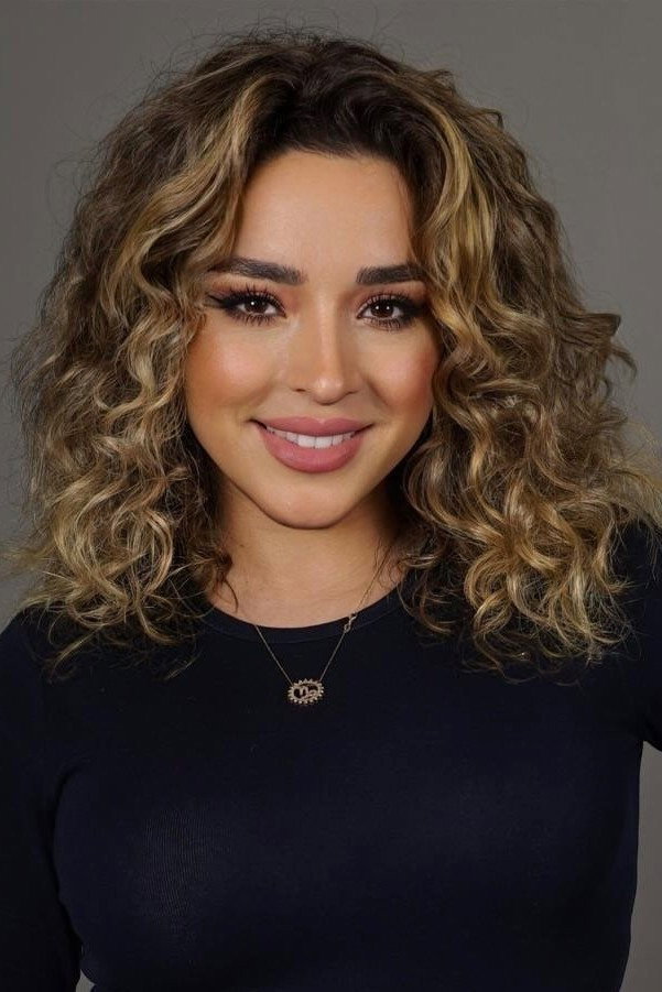 Nuranə Tohidi as Bəsti in Ay Yay Yay