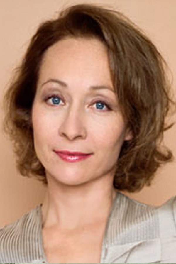 Sona MacDonald as Denise in Die Präsidentin