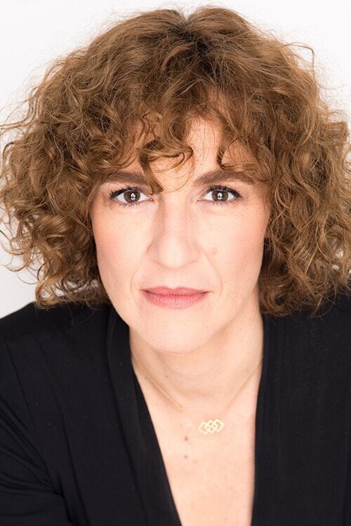 Miriam Correa as Julia in Hierro