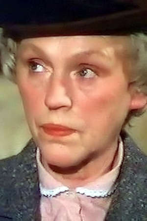 Edith Volkmann as Mrs. Butterfield in Mrs. Harris - Freund mit Rolls Royce
