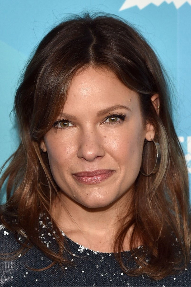 Kiele Sanchez as Gina in A Perfect Getaway
