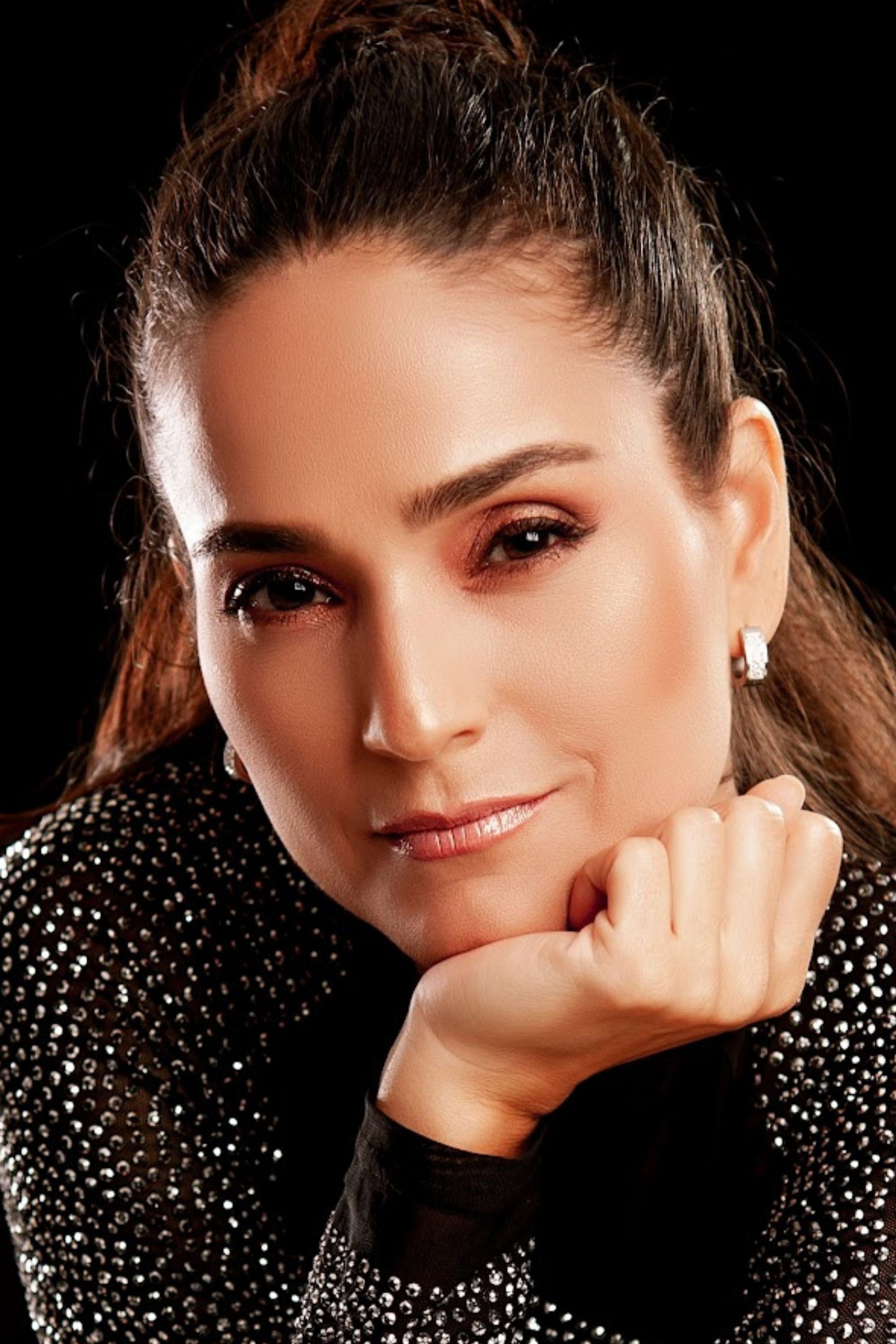 Juliana Posso as Delfina Castaño in Tres Caínes