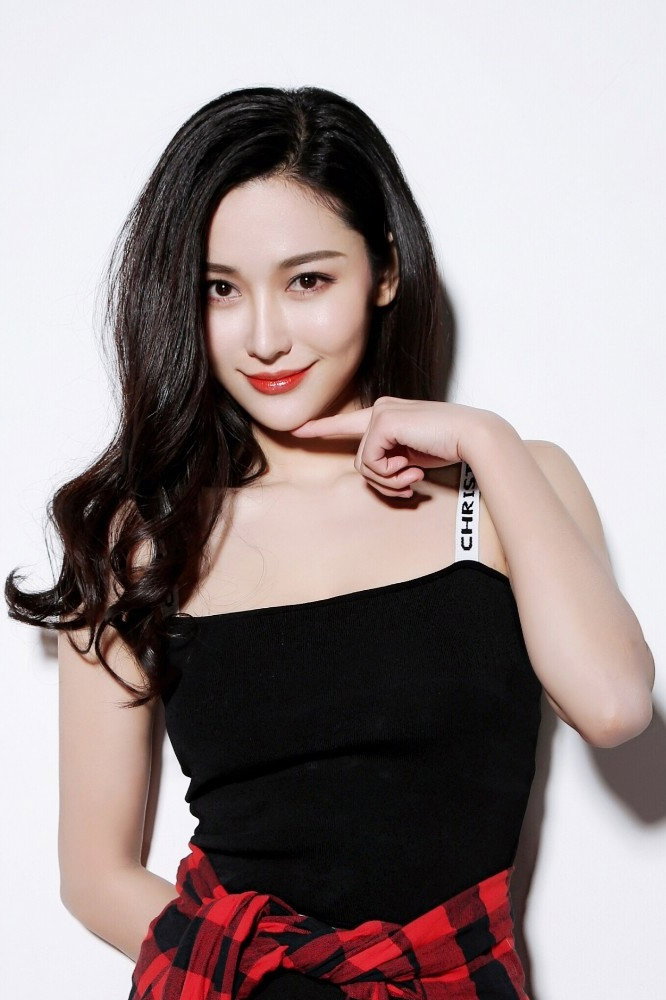 Zhang Xinyuan as Lan Ci in Snake Lady