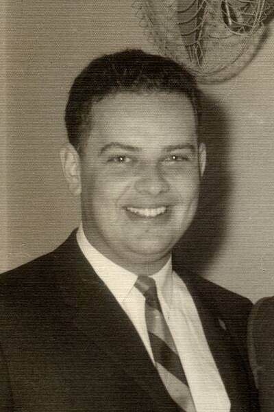 Daniel Camino as Fuentes in Eight Hundred Leagues Down the Amazon