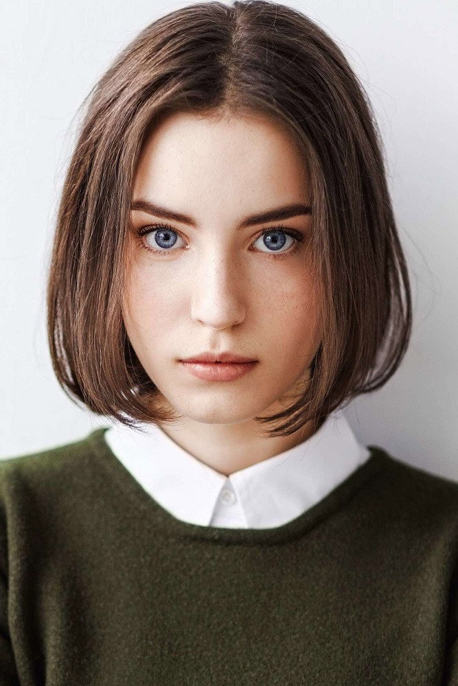 Jana Zvedeniuk as Esther in While the Men are Away