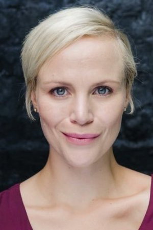 Laré Birk as Julia in Pulse