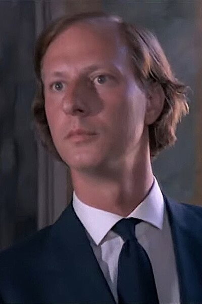 Franco Caracciolo as Marcella in Più bello di così si muore