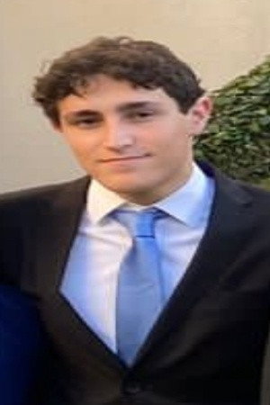 Moisés Sacal as Arms dealer in Histeria