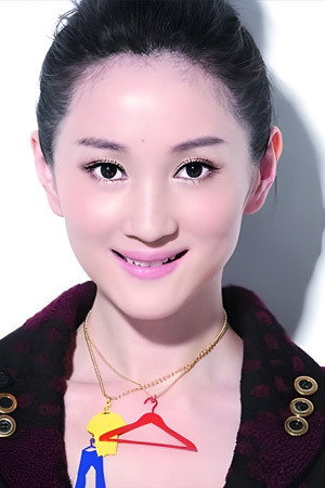 Huanhuan Xu as 石彩凤 in Woman in a Family of Swordsman
