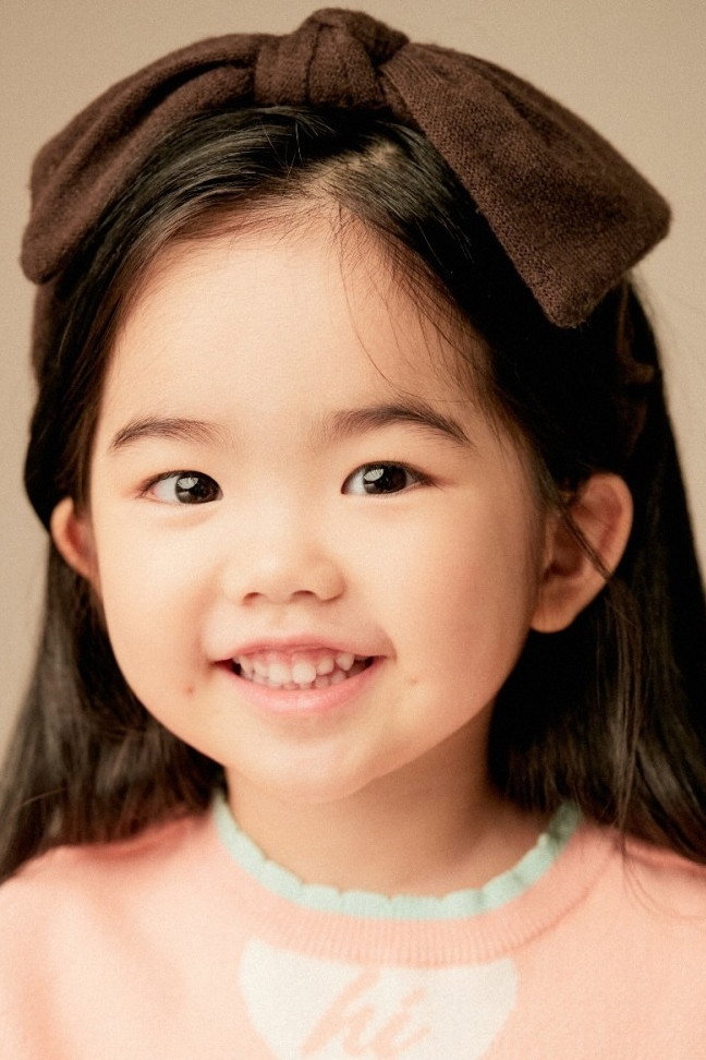 오은서 as Yeon-ju in Husbands in Action