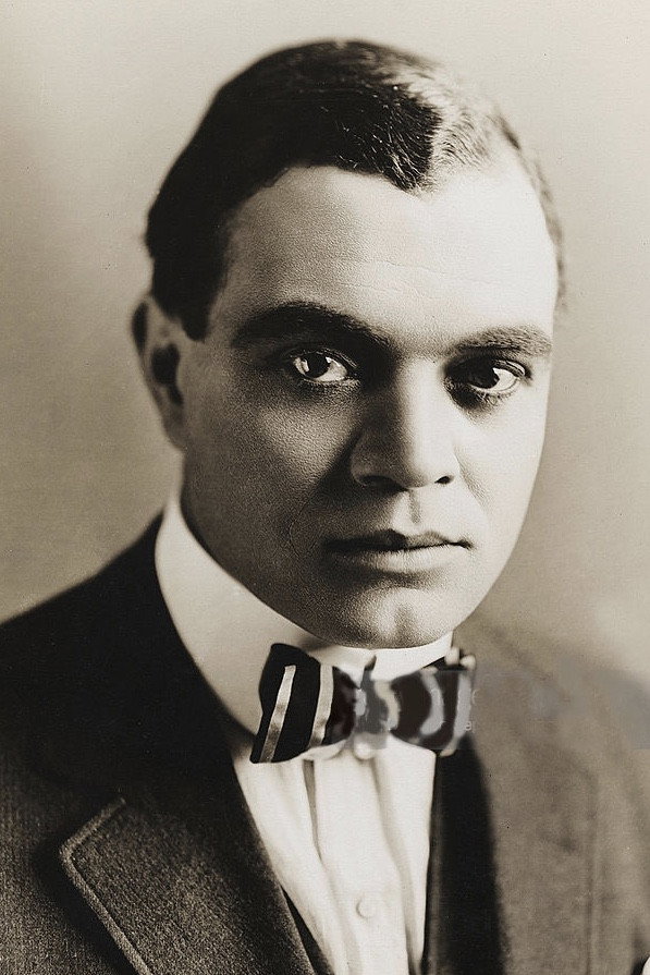 Noble Johnson as Cannibal Chief (uncredited) in The Navigator