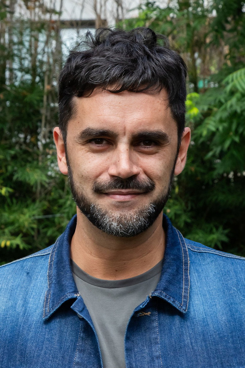 Gonzalo Heredia as Agustín Villalba in The Rich Do Not Ask for Permission