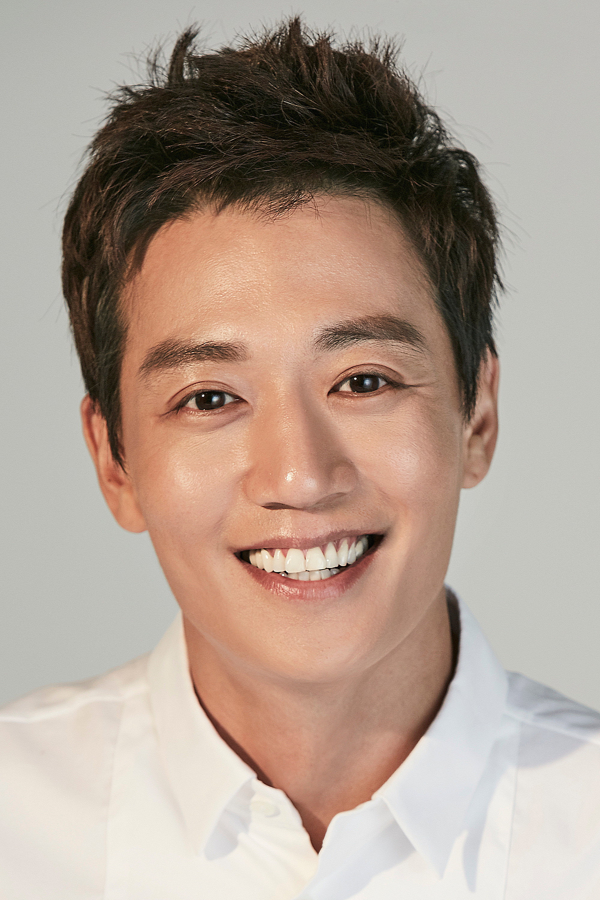 김래원 as Lee Kyung-min  / Kevin Lee in Attic Cat
