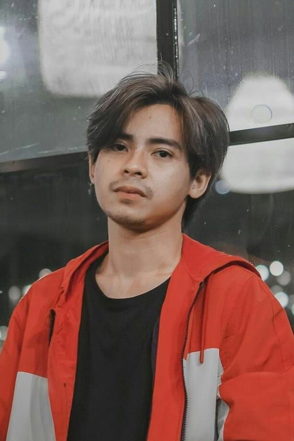 Arnold Leonard as Aswin in Puspa Indah Taman Hati