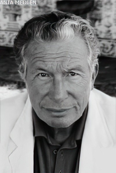 Christian Rode as Sir Charles Desmond in Nessie, das verrückteste Monster der Welt