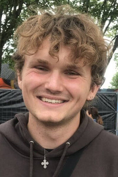 Søren la Cour Frederiksen as Self in Søndagskæreste