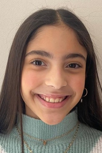 Antonella García Cañas as Lucía (Niña) in A Desired Day