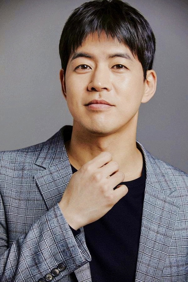 이상윤 as Pyo Jae-hyun in Pandora: Beneath the Paradise